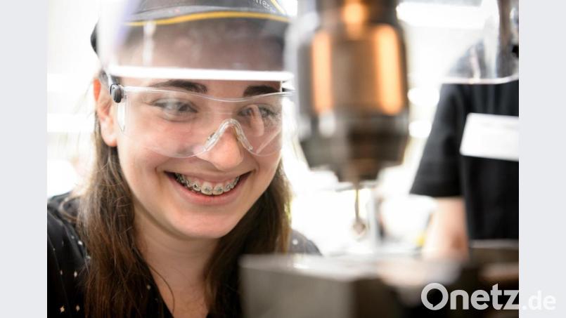 Eine Schülerin bedient am Girl`s Day in der Schulungswerkstatt einer Firma. Aktionstage wie diese lohnen sich, um Frauen in technische Berufe zu locken, findet Industriemechanikerin Nadine Sieber aus Kemnath. Bild: Sina Schuldt/dpa