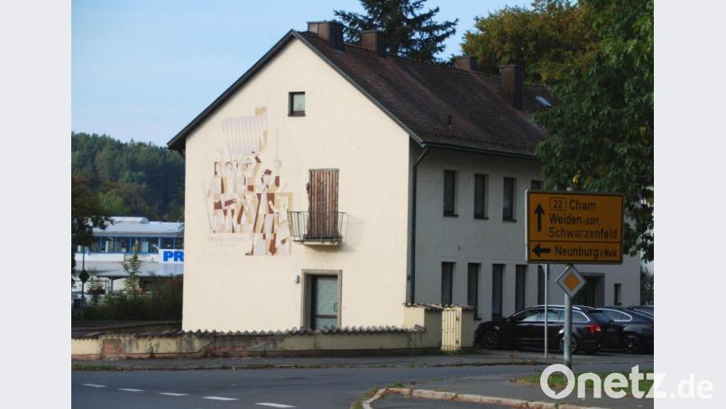Das ehemalige „AOK-Haus“ am Schießanger soll noch vor dem Winter abgerissen werden. Das Sgraffito am Giebel aus dem Jahr 1956 wird den Einsatz des Abbruchbaggers voraussichtlich nicht überleben. Bild: Portner