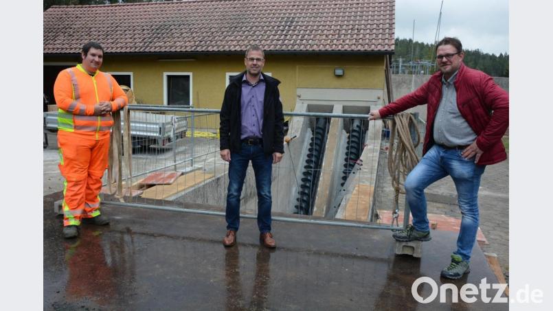 Im Zuge der Kläranlagen-Sanierung wurde auch das Schneckenhebewerk (im Hintergrund) komplett erneuert – alleine hierfür betrug der Gesamtaufwand rund 140 000 Euro. Im Bild (von links) der neue Klärwärter Mathias Hahn, Bauamtsleiter Thomas Grillmeier von der Verwaltungsgemeinschaft Mitterteich und Bürgermeister Stephan Schübel. Bild: jr