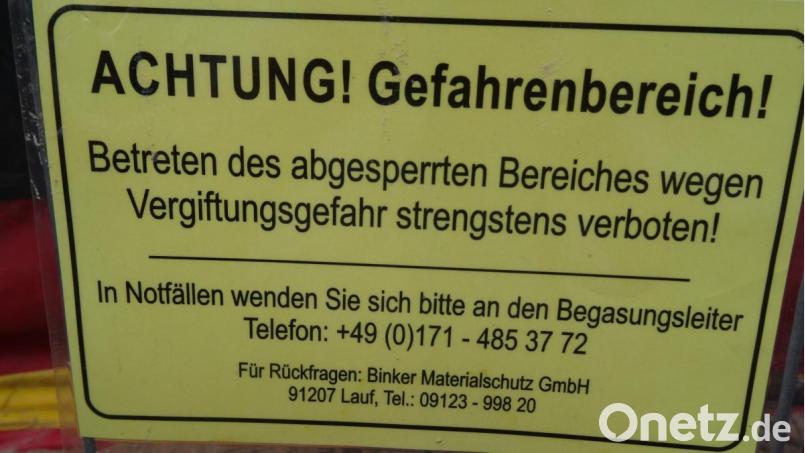 Eine Tafel an der Absperrung warnt vor drohenden Vergiftungen. Bild: hka