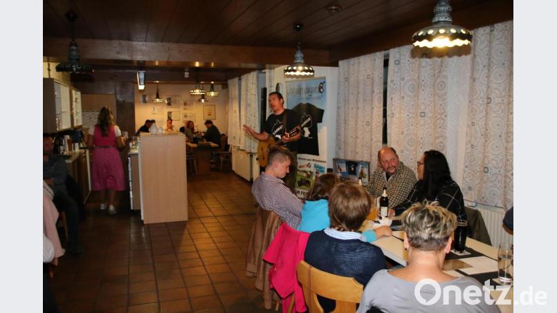 Deftig ging es beim Kabarett im TSV Sportheim zu. In der Oberpfalz sei es laut Kabarettisten Vogelmayer so gewollt. Bild: sne