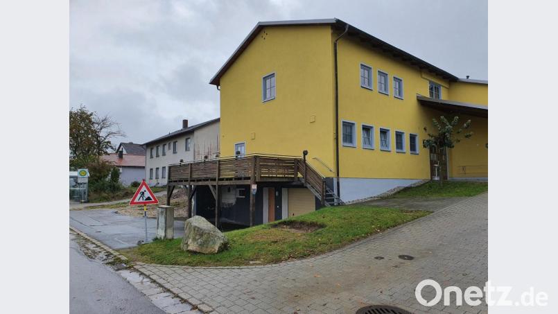 Die Betonschneidearbeiten an der Nordfassade des Kemnather Vereinsheim, bei denen der Balkon abgetrennt werden soll, könnte nach Meinung des Schnaittenbacher Bau-, Technik-, Verkehrs- und Umweltausschusses eventuell der SV Kemnath erledigen. Bild: e
