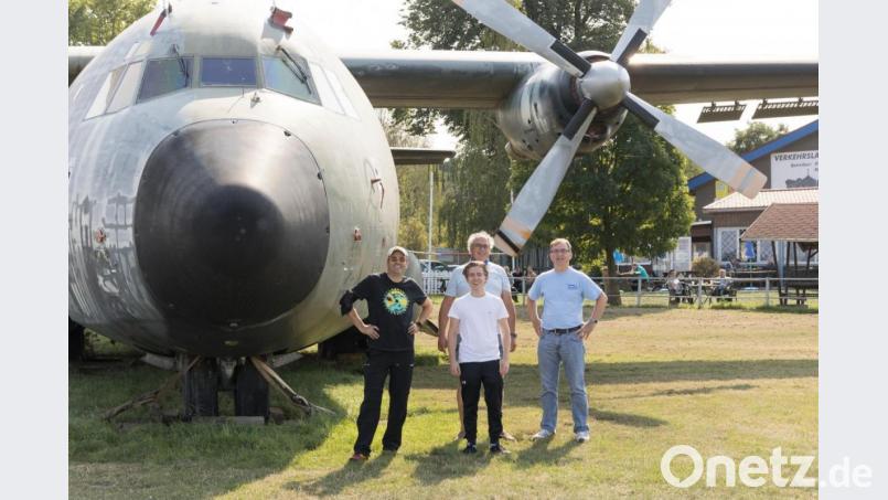 Die Oberpfälzer Piloten vor einer Transall (von links): Matthias Meier, Peter Huber, Leon Bösl und Erhard Carls. Bild: luf