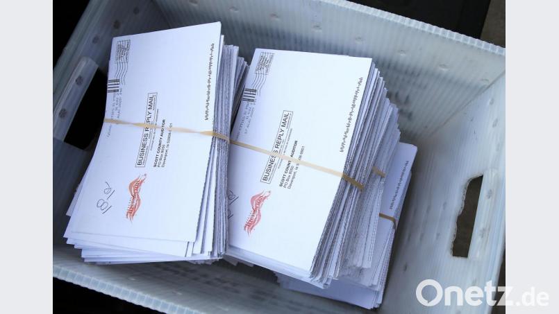 Hunderte Formulare für die Briefwahl liegen in Umschlägen in einem Kasten in der Stadt Davenport im US-Bundesstaat Iowa zur Abholung bereit. Bild: Kevin E. Schmidt