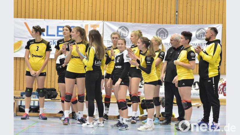 Für Hahnbachs Trainer Sigi Meier (Dritter von rechts) und sein Team steht gleich im ersten Auswärtsspiel der Saison die weiteste Fahrt auf dem Programm. Archivbild: Hubert Ziegler