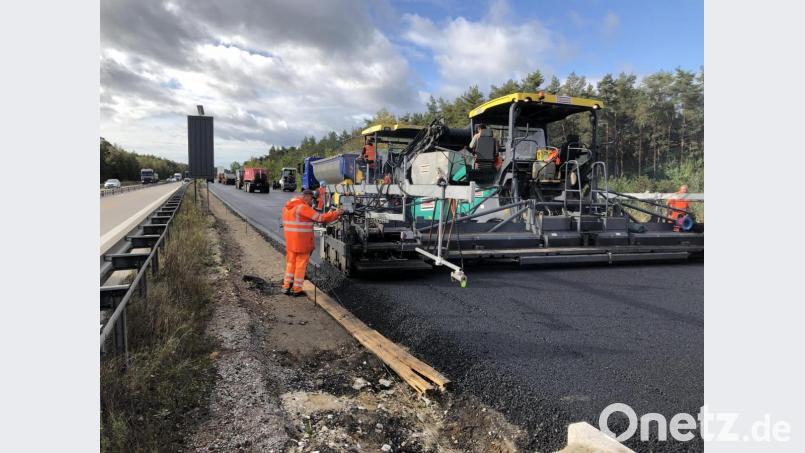 55.000 Tonnen Asphalt sorgen ab Ende Oktober für ein glattes Vorankommen auf der A 93 bei Schwandorf in Fahrtrichtung Regensburg. Und leiser soll dieser Abschnitt dann auch sein dank lärmtechnisch optimiertem Splitt-Mastix-Asphalt. Bild: Siegfried Jarowy/exb