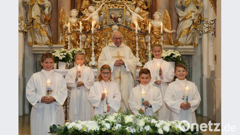 Die Erstkommunionkinder aus der Pfarrei Münchenreuth zusammen mit Pater Friedhelm Czinczoll in der Kapplkirche. Bild: Pfarrei St. Emmeram/exb