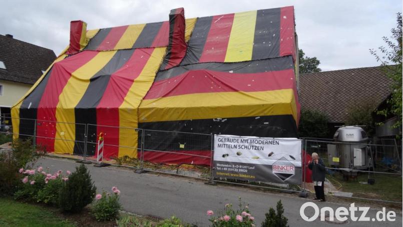 Das neue Gewand des Goglhofs in den Nationalfarben ist nicht etwa dem 30. Jahrestag der deutschen Einheit gewidmet. Darunter tobt der Kampf gegen Holzwurm und Hausbock.. Bild: hka