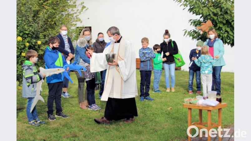 Pfarrer Werner Sulzer segnet bei einem Wortgottesdienst die Tiere und auch Kuscheltiere. Bild: bjo