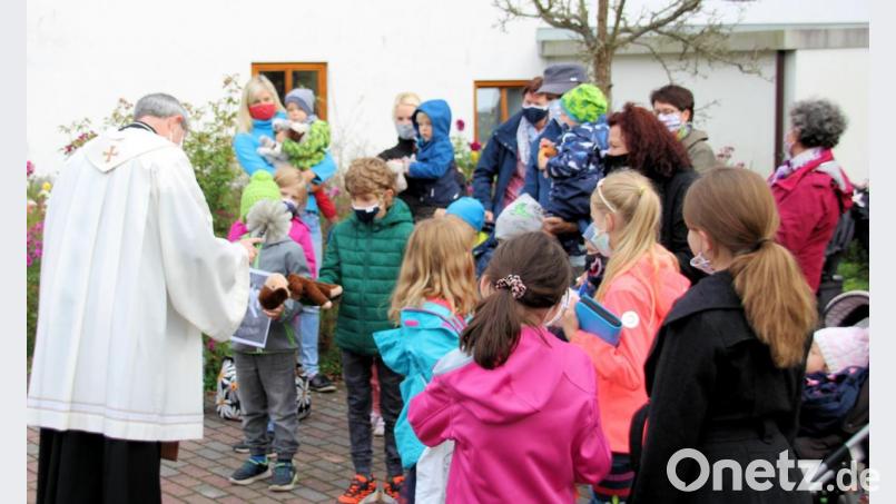 Pfarrer Werner Sulzer segnete die Tiere und auch Kuscheltiere. Bild: bjo