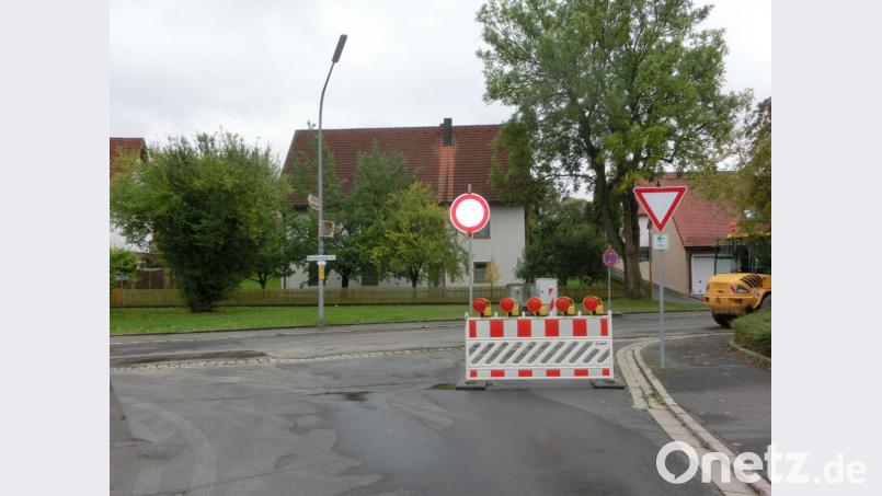 Während der Bauarbeiten in der Neualbenreuther Straße kann diese von der Brauhausstraße aus nicht befahren werden, weil dadurch der mit der Ampel geregelte Verkehrsfluss gestört werden würde. Die geänderte Regelung ist aus Richtung Goetheplatz ausgeschildert .Von der Neualbenreuther Straße aus kann die Brauhausstraße aber befahren werden. Bild: kgg
