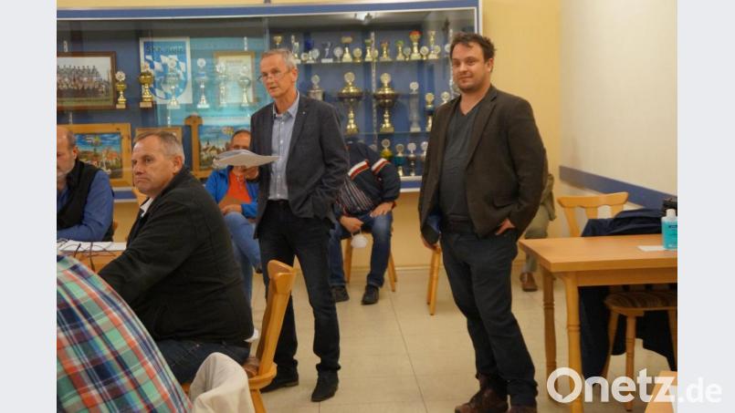 Projektingenieur Klaus-Peter Fels (stehend links) und Landschaftsarchitekt Matthias Rembold (rechts) erläuterten den Gemeinderäten die Vorgehensweise beim Bau der beantragten Freiflächen-Photovoltaikanlagen und beantworteten zahlreiche Fragen .
﻿ Bild: wel