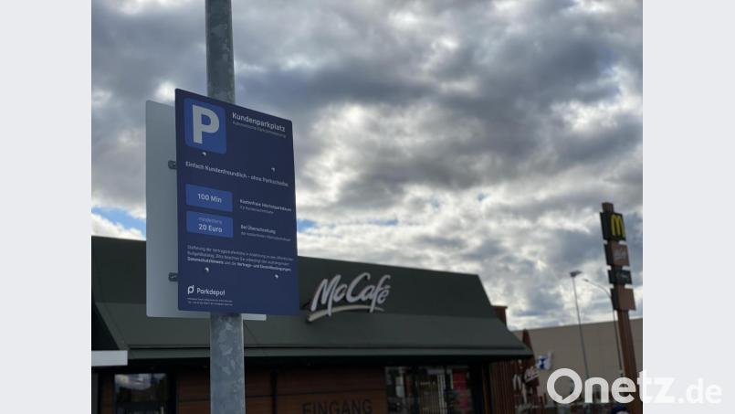 Hinweisschilder bei McDonald's in Weiden machen auf die Regeln beim Parken aufmerksam. Bild: Fabian Tillner
