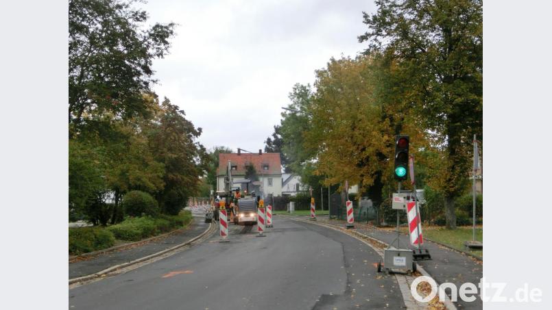 Der Verkehr In der Neualbenreuther Straße läuft einspurig an der Baustelle vorbei und wird mit Ampeln geregelt. Bild: kgg