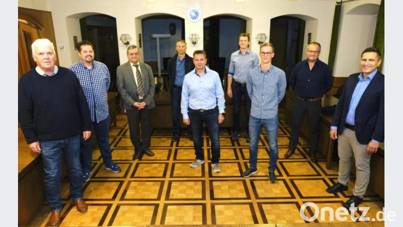 Bei einem Empfang im Sitzungssaal des Rathauses gratulieren Bürgermeister Marcus Gradl (rechts) und Stadtverbandsvorsitzender Dieter Kies (Dritter von links) der ersten Herrenmannschaft der SC-Tischtennisabteilung zum Aufstieg in die Landesliga Ostnordost. Abteilungsleiter Dieter Sporr (links) begleitet das erfolgreiche Team. Bild: do