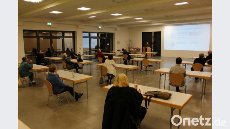 Die &quot;AHA&quot;-Regeln sind wichtig, so sitzen auch die Ehrenamtlichen einzeln und weit auseinander. Gut, dass die Stadthalle diesen Platz bietet. Bild: fks