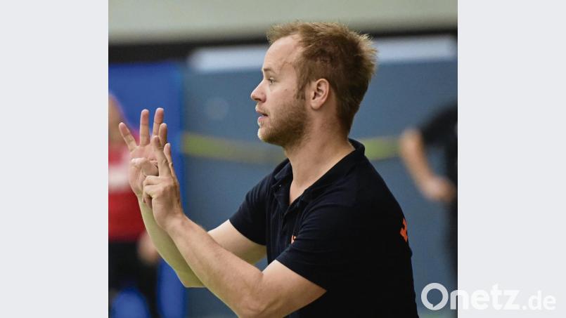 HC-Trainer Jannis Prelle gibt Anweisungen: Am Sonntag geht es für die Weidener mit der Partie gegen den ESV Regensburg II los. Bild: Alfred Schwarzmeier