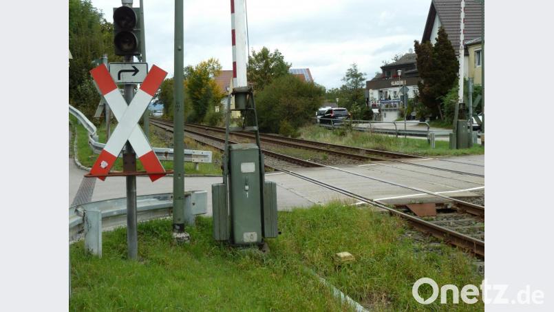 Über diesen Bahnübergang wird der Ortsbereich um die Ledermühle ans Verkehrsnetz angeschlossen. Nach dessen Beseitigung bedarf es einer neuen Lösung. Bild: Wilhelm Amann