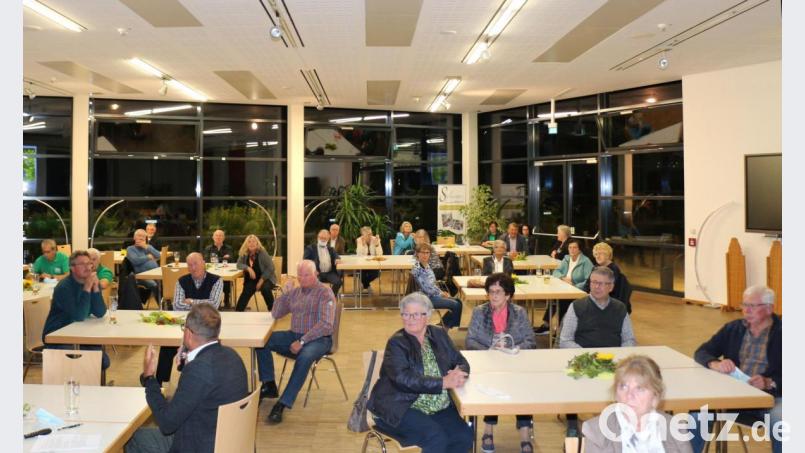 Mit großem Interesse verfolgen die Gartler den Vortrag Harald Schlögers. Bild: rpp