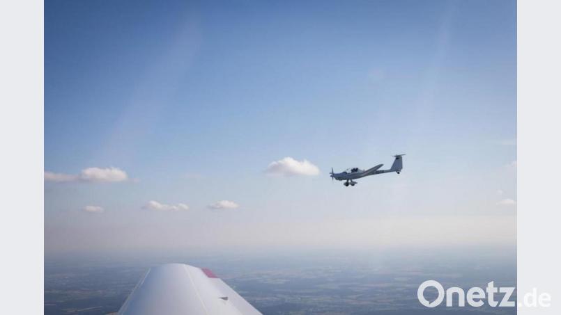 Im Teamflug: Die Amberger Dimona über der rechten Flächenspitze der Sulzbacher Taifun. Bild: luf