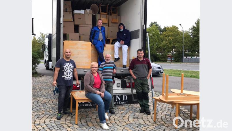 Vor dem Seniorenheim in Grafenwöhr helfen von links: Ungarische Fahrer, Brigitte Adam, Leiterin Seniorenheim, Hans Karl und Jürgen Altmann. Zwei Mitarbeiter des Seniorenheimes (auf dem Lastwagen) begleiten ebenfalls die Hilfsaktion. Bild: lep