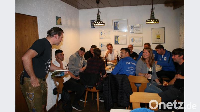 Der &quot;Vogelmayer&quot; machte seine Späße auch auf Kosten des Publikums. Hier mussten die Fußballer des TSV Pressath darunter &quot;leiden&quot;. Denen aber gefiel es. Bild: sne