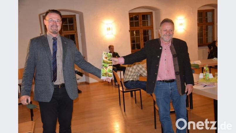 Dritter Bürgermeister Johann Seitz (rechts) gehört seit 30 Jahren dem Marktgemeinderat Hohenburg an und ist damit dessen dienstältestes Mitglied. Dazu gratulierte Bürgermeister Florian Junkes. Bild: bö