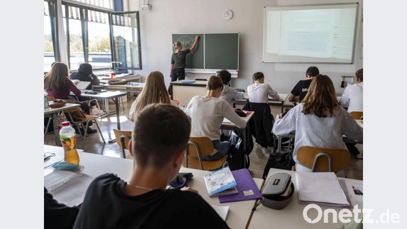 Schüler sitzen bei geöffneten Fenstern in einem Klassenzimmer. Bild: Uli Deck
