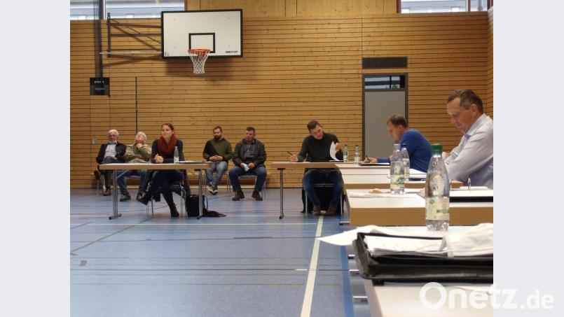 Einige Zuschauer verfolgen interessiert die Gemeinderatssitzung in Weiherhammer. Bild: gmü