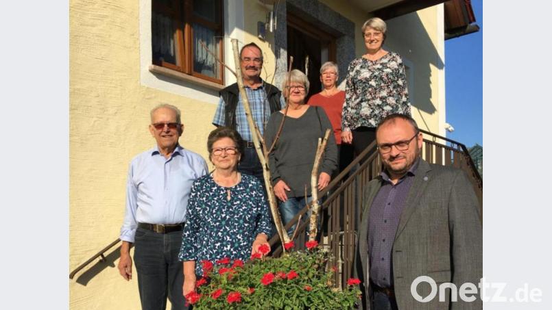 Zum 85. Geburtstag gratulieren Betty Schmidl (Zweite von links) der Vorstand von OWV und katholischem Frauenbund (hinten) gemeinsam mit Bürgermeister Markus Bauriedl (rechts). Bild: fjo