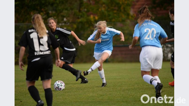 Seine Serie von neun Spielen ohne Niederlage will der TSV Theuern (im Bild Janina Wieczoreck beim Schuss) beim SSV Anhausen ausbauen. Bild: Andreas Brückmann
