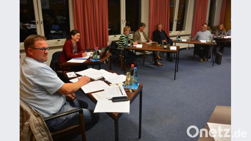 Nach längerer Zeit tagte der Pechbrunner Gemeinderat am Mittwoch wieder im Sitzungszimmer des Rathauses – allerdings waren die Tische auseinandergerückt worden. Vorne links Bürgermeister Stephan Schübel, daneben VG-Kämmerin Ursula Ockl. Bild: jr