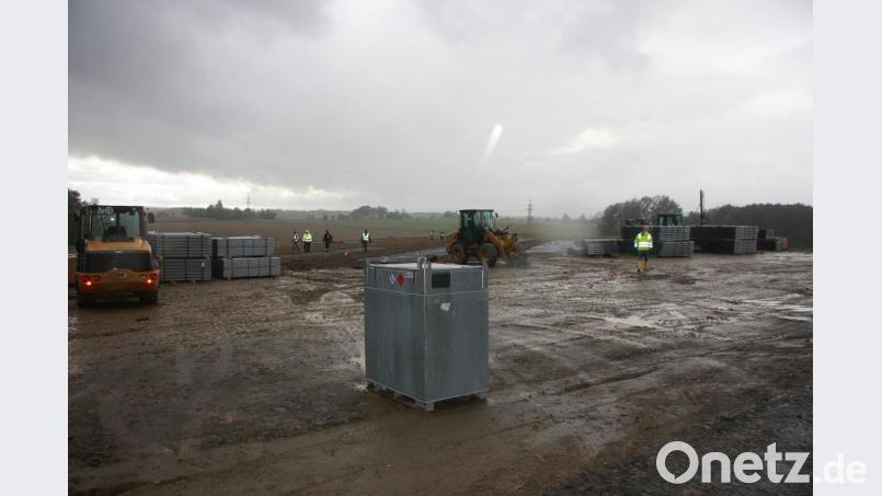 Erste Vorarbeiten laufen bei Schönhaid. Hier entsteht die Freiflächen-Photovoltaikanlage „Schönhaid-Ost“. Bild: wro