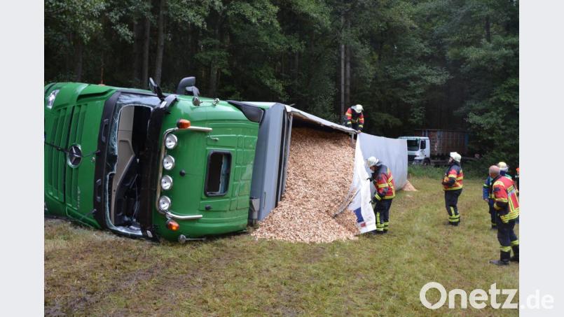 Die Hackschnitzel mussten zunächst entladen werden, ehe der Lastwagen geborgen werden konnte. Bild: jr