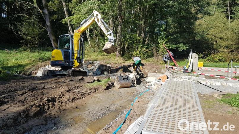 Mit Nachdruck arbeitet die Firma Schmidt derzeit am „Gesundheitszentrum“ bei der Kneippanlage im Kurpark Moosbach. Man will die Arbeiten in diesem Bereich noch heuer abschließen. Bild: gi