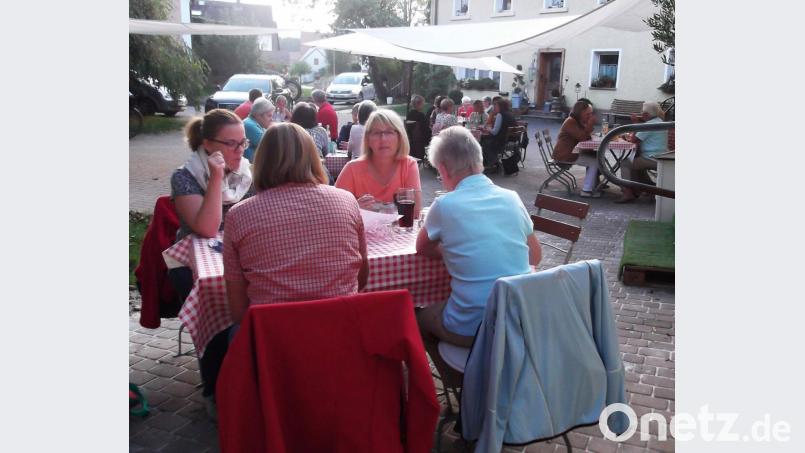 Mit einem Eisessen bei Familie Dehling in Haar beendet der Katholische Frauenbund Illschwang die Coronapause. Bild: no