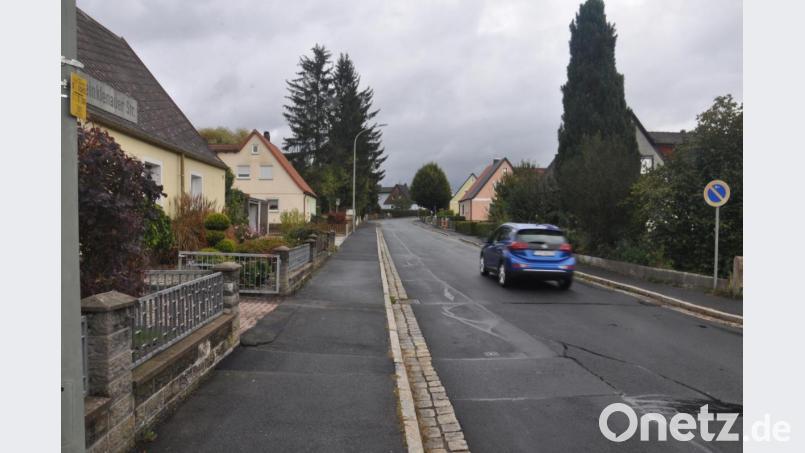 In der Kleinklenauer Straße wünschen sich die Anwohner "Tempo 30". Nachdem es sich um eine Verbindungsachse handelt, ist das nicht so einfach. Dennoch will die Stadt eine Geschwindigkeitsbeschränkung bei einer Verkehrsschau prüfen lassen. Bild: ws