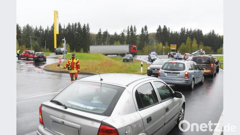 Eine Tankstelle in Neustadt/WN hat am Mittwoch Sprit verschenkt. Es bildete sich ein Stau. Bild: Gabi Schönberger