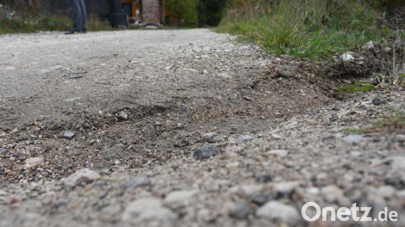 Gut für den Wasserablauf, aber bei zu hoher Geschwindigkeit schlecht für die Stoßdämpfer ist diese Rinne in der Fahrbahn bei Steinfels. Ein Schild soll die Autofahrer auf die Unebenheiten hinweisen. Bild: Gabi Schönberger