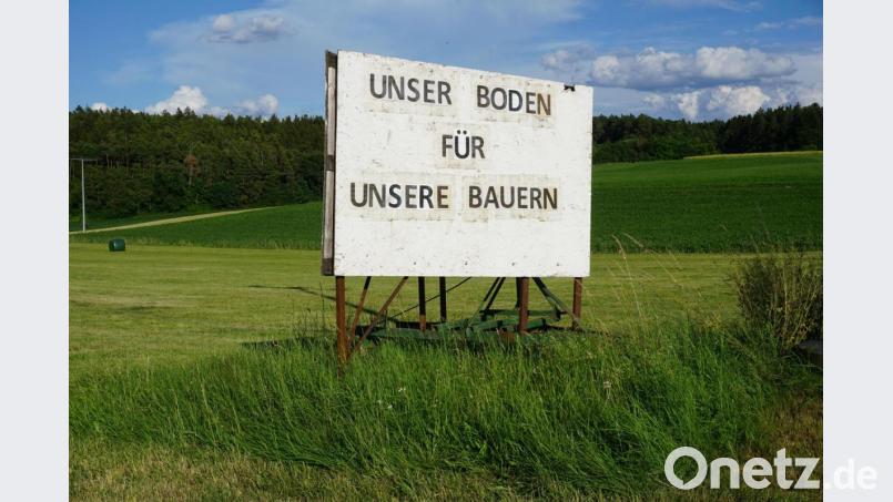 "Unser Boden für unsere Bauern" steht als Protest auf einem Plakat geschrieben, das dort angebracht ist, wo ein 23 Hektar großer Solarpark entstehen sollte. Bild: jut