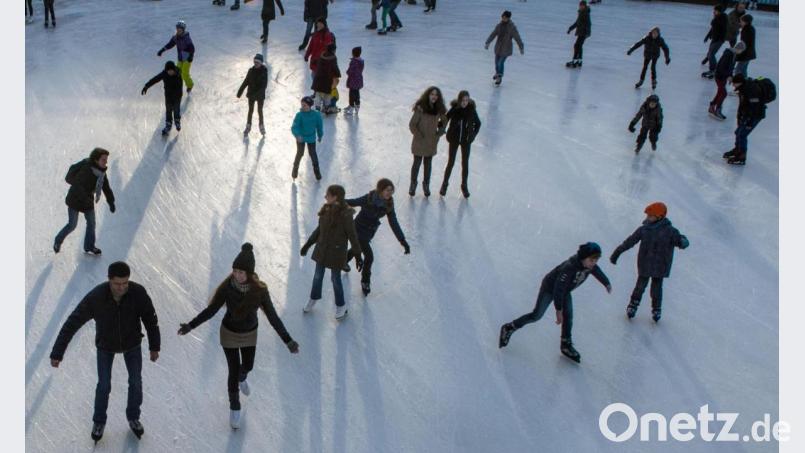 Maximal 70 Personen dürfen während der öffentlichen Laufzeiten gleichzeitig auf der Eisfläche unterwegs sein. Bild: Maja Hitij/dpa