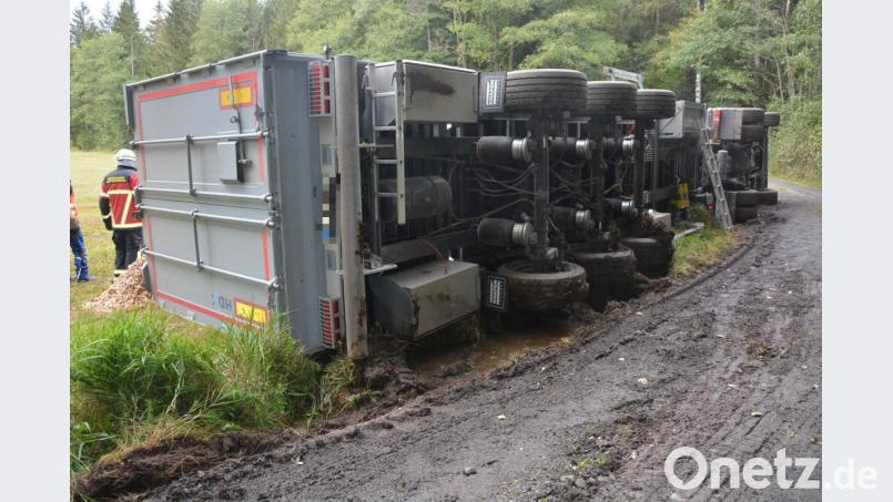 Ein Bild, das man auch nicht alle Tage sieht. Seitlich niedergelegt hatte sich der mit Hackschnitzel vollbeladene Lastwagen. Bild: jr