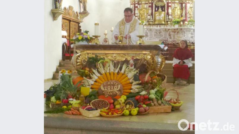 Pfarrer Markus Urban gestaltete den Gottesdienst. Im Vordergrund der gestaltete Erntedankaltar in der Pfarrkirche. Bild: mad