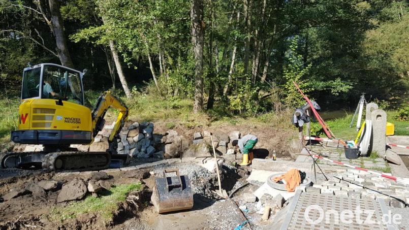 Mit Nachdruck arbeitet die Firma Schmidt derzeit am „Gesundheitszentrum“ bei der Kneippanlage im Kurpark Moosbach. Man will die Arbeiten in diesem Bereich noch heuer abschließen. Bild: gi