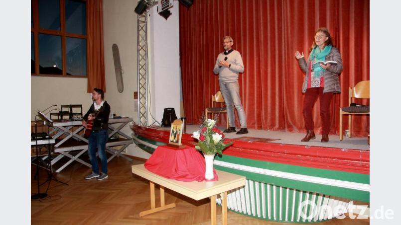 Axelle Mourets Worte übersetzte Pater Alfons Maria Haberkorn. Jörg Oppitz (ganz links) trug moderne geistliche Lieder vor. Bild: wro