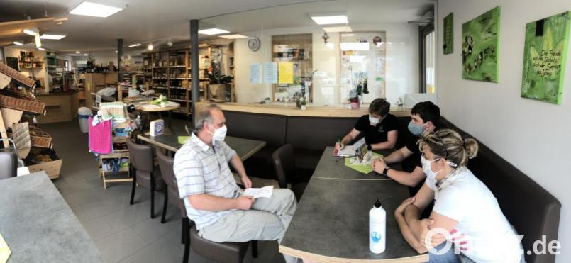 Der Dorfladen in Schwarzenbach könnte durchaus als Vorbild dienen, findet Bürgermeisterin Marion Höcht. Im Zuge der Planungen hat sich eine Delegation der Gemeinde und des Büros Steinwald-Design in Schwarzenbach über die Anforderungen der Kunden und die Abläufe informiert. Bild: exb