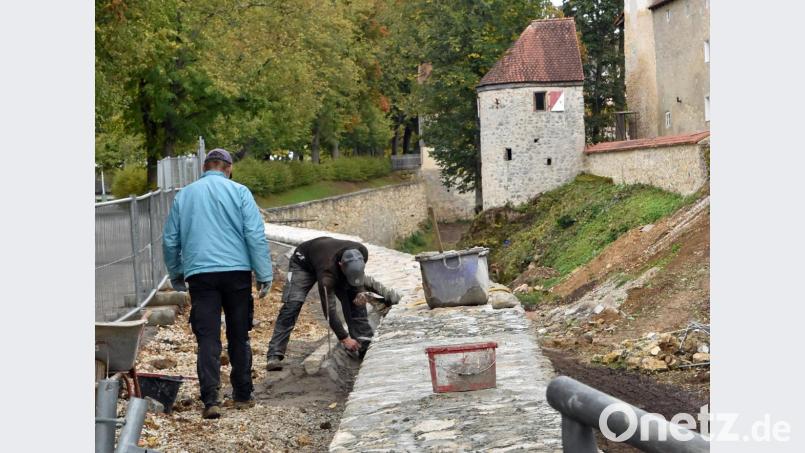 Maurer machen ein Stück der nördlichen Stadtmauer wieder erlebbar. Bild: Andreas Royer