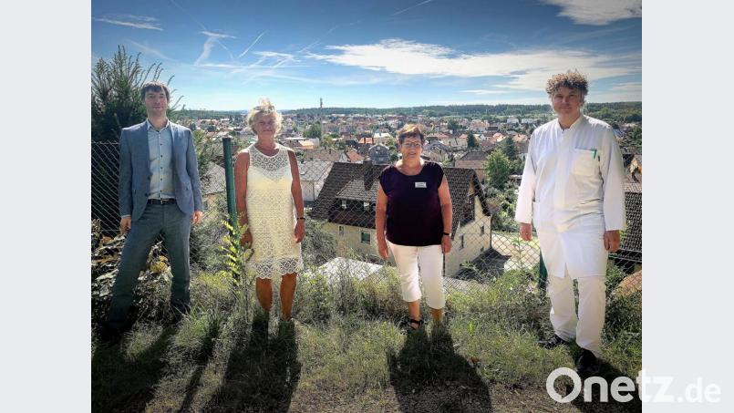 Andreas Neumann, Manuela Singer-Bartos und Dr. Josef Zäch (von links) wissen den ehrenamtlichen Einsatz von Elisabeth Gotthardt (Zweite von rechts) zu schätzen. Bild: : Bernhard Krebs/exb