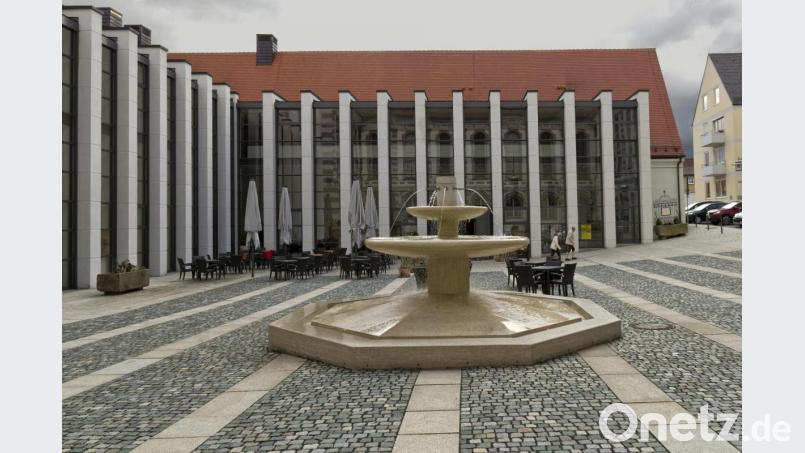 Den Brunnen im Pfortenhof der Abtei Waldsassen haben die Freunde des Klosters in Verona gestiftet. Jetzt durfte Fördervereins-Vorsitzende Monika Hohlmeier Hilfe für die Italiener vermitteln. Archivbild: tr