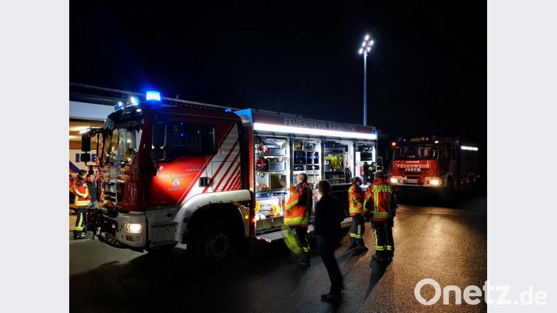 Mit einem &quot;Blaulichtmeer&quot; empfingen die Aktiven der Kemnather Feuerwehr mit ihren Einsatzfahrzeugen das neue Tanklöschfahrzeug. Im Konvoi ging es dann zum Gerätehaus. Bild: mde